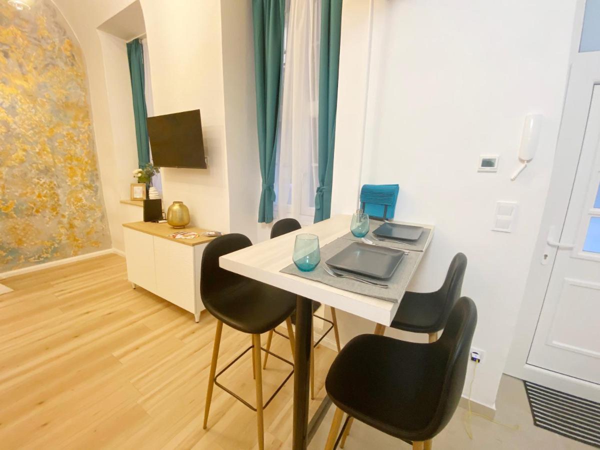 Goldart Design Apartment In The Heart Of Budapesta Exterior foto
